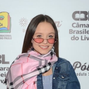 Larissa Manoela usou um look da marca Riachuelo e tênis da Grendene Kids