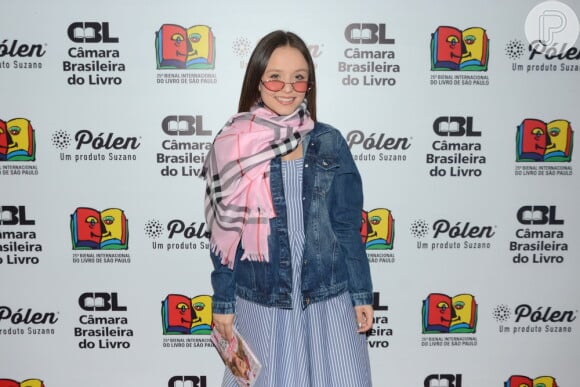 Larissa Manoela usou um look da marca Riachuelo e tênis da Grendene Kids