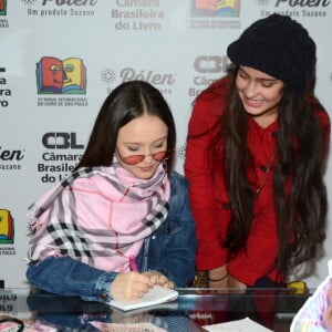 Larissa Manoela autografou seu livro em São Paulo, neste sábado, 11 de agosto de 2018