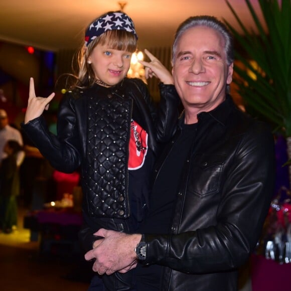 Rafaella Justus posou com o pai, Roberto Justus, na festa