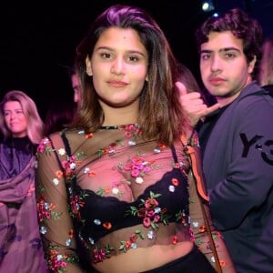 De cropped transparente, Giulia Costa deixa lingerie à mostra na 3ª edição do evento 'Isso Não é Uma Festa', na Marina da Glória