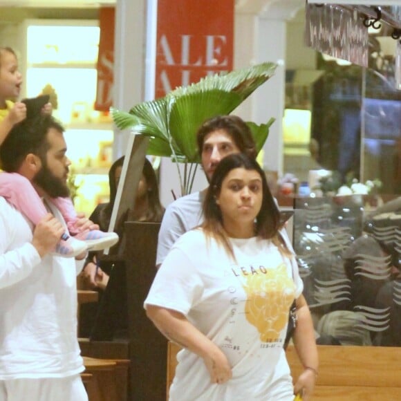 Preta Gil apostou em look básico para ida ao shopping: jeans preto, sapatilha e t-shit com estampa do signo de leão