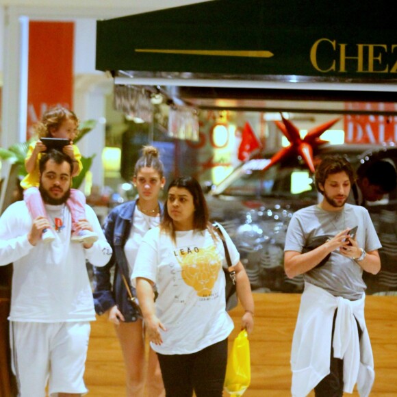Preta Gil e a família fizeram passeio no shopping Fashion Mall, em São Paulo, na noite deste domingo, 12 de agosto de 2018