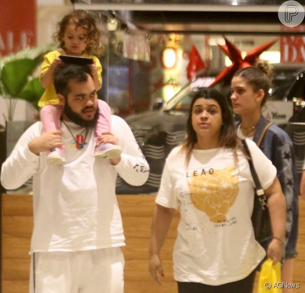 Preta Gil passeia em shopping com marido, filho e neta. Fotos! Purepeople Preta Gil passeia em shopping com marido, filho e neta. Fotos! Purepeople