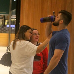 Preta Gil curte passeio acompanhada do marido, Rodrigo Godoy, e a família de seu filho, Francisco Müller