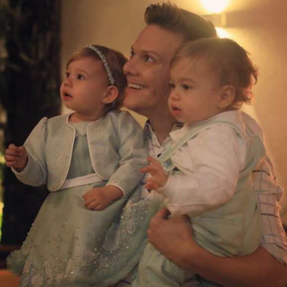 'No Dia dos Pais a gente dá um beijo. Dá um beijo. Ah, que gostoso, papai! Um beijo, um beijo', falou Michel Teló enquanto segurava no colo seus dois filhos com Thais Fersoza, Melinda e Teodoro