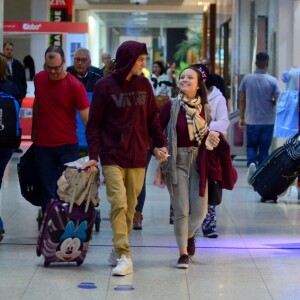 Larissa Manoela e o namorado, Leo Cidade, esbanjaram simpátia em aeroporto do Rio