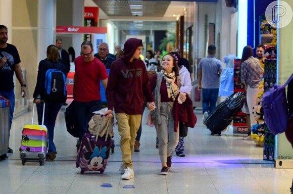 Larissa Manoela e o namorado, Leo Cidade, esbanjaram simpátia em aeroporto do Rio