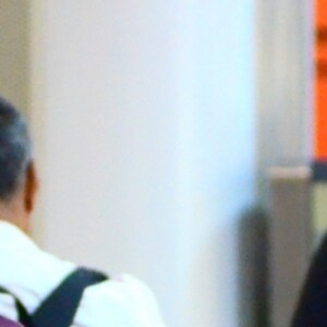 Larissa Manoela e o namorado, Leo Cidade, fizeram gracinhas para fotos em aeroporto do Rio