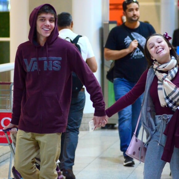 Larissa Manoela e o namorado, Leo Cidade, fizeram gracinhas para fotos em aeroporto do Rio