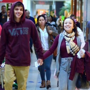 Larissa Manoela e o namorado, Leo Cidade, foram fotografados em um aeroporto do Rio de Janeiro nesta segunda-feira, 13 de agosto de 2018