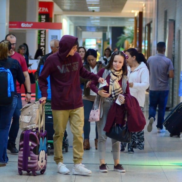 Larissa Manoela e o namorado, Leo Cidade, apostaram em um visual parecido