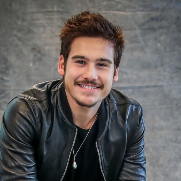 Samuca (Nicolas Prattes) nem dá atenção para Betina (Cleo) nos próximos capítulos da novela 'O Tempo Não Para': 'Se você chegar perto da Marocas (Juliana Paiva) de novo, eu acabo com você'