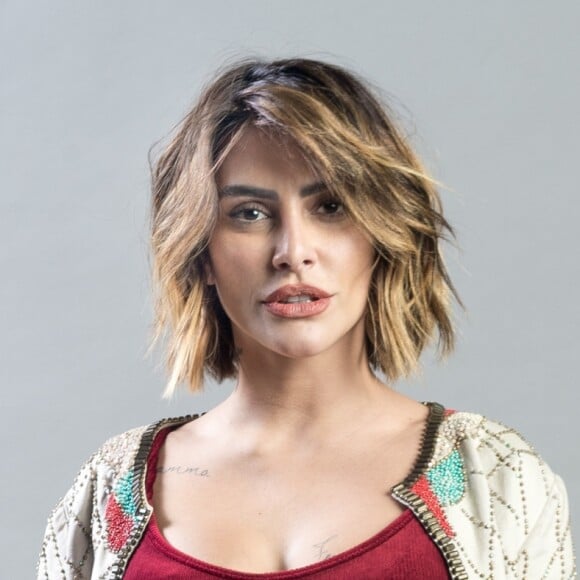 Betina (Cleo) se revolta com Emílio (João Baldasserini) nos próximos capítulos da novela 'O Tempo Não Para': 'Viu o que você fez, seu imbecil?'