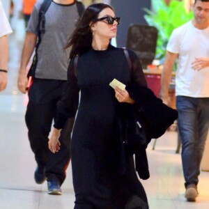 Isis Valverde embarcou com look estilo no aeroporto Santos Dumont nesta terça-feira, dia 14 de agosto de 2018
