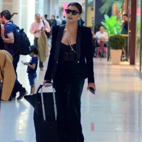 Juliana Paes apostou em look de veludo da grife Dolce & Gabbana para embarcar no aeroporto Santos Dumont