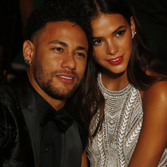 Bruna Marquezine está passando férias com Neymar na França após o fim das gravações da novela 'Deus Salve o Rei'