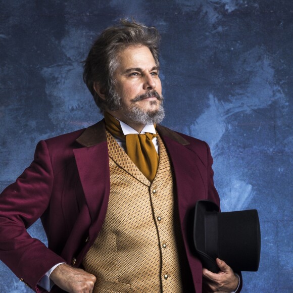 Samuca (Nicolas Prattes) descobre que sua empresa foi erguida em terras de dom Sabino (Edson Celulari) na novela 'O Tempo Não Para'