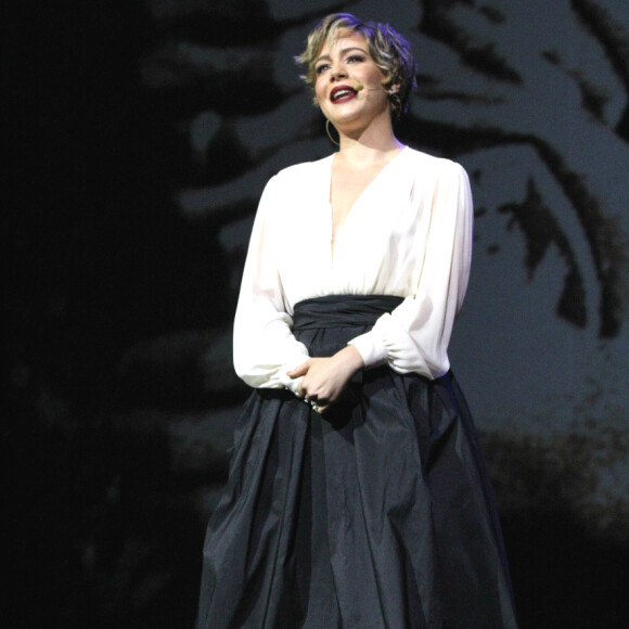 Leandra Leal investiu em produção P&B para comandar evento de música