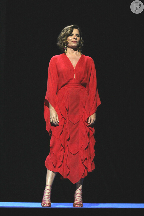 Débora Bloch apostou em look all red com vestido de babados e sandália gladiadora