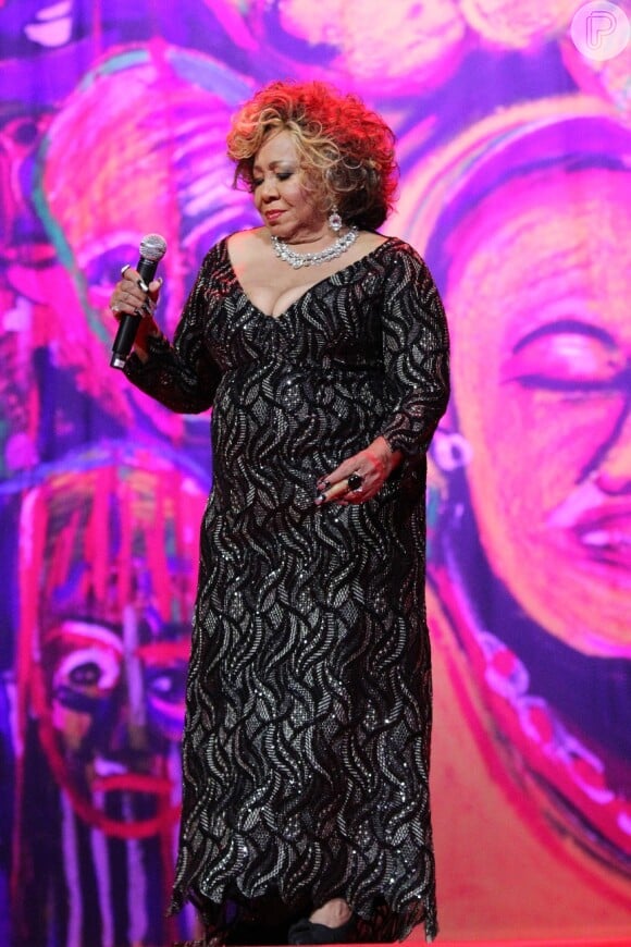 A cantora Alcione usou look longo repleto de bordados