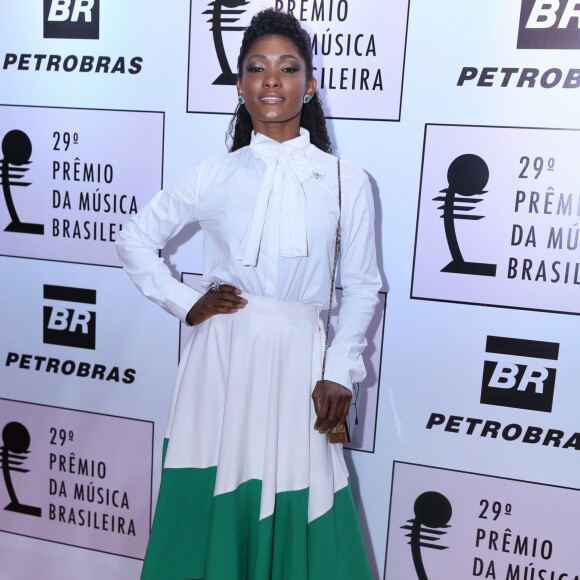 Erika Januza foi com look romântico ao prêmio: 'Gosto muito dessas coisas rodadas, as ocasiões para se usar peças assim são em eventos como esse'