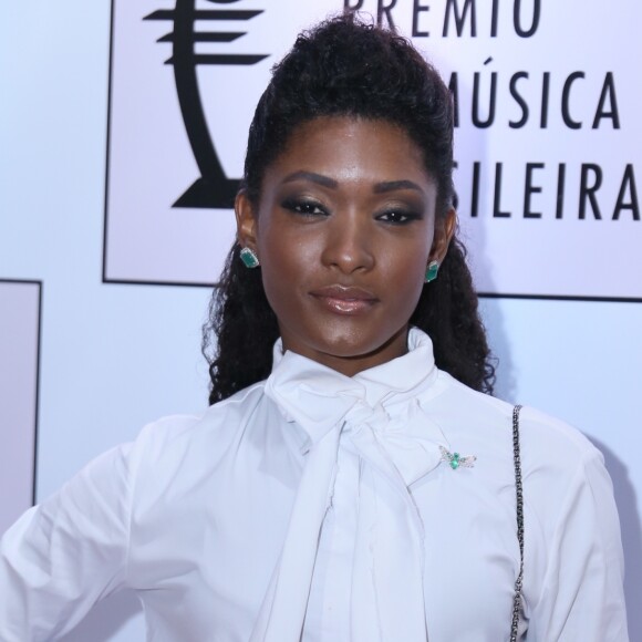 'Quem me produz é o Victor Carpi e tenho usado muitas marcas mineiras, hoje é tudo de minas. Do sapato às joias', disse Erika Januza