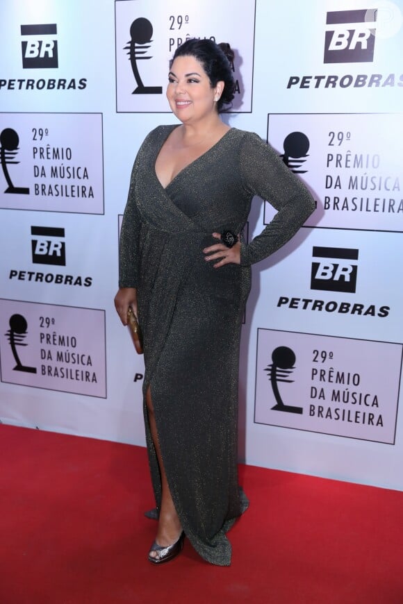 Fabiana Karla usou vestido metalizado da marca Jes Plus Culture
