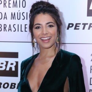 Rayssa Bratillieri apostou em coque desconstruído para evento