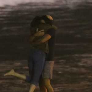Após flagra de beijo, Agatha Moreira e Rodrigo Simas foram vistos em momento de diversão em praia do Rio de Janeiro