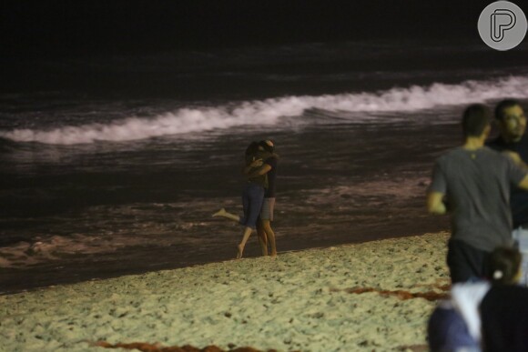 Após flagra de beijo, Agatha Moreira e Rodrigo Simas foram vistos em momento de diversão em praia do Rio de Janeiro