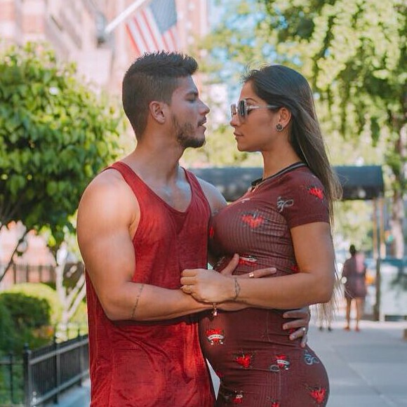 Arthur Aguiar e Mayra Cardi explicaram o 'sumiço' do cachorro de estimação, Pipoca, das redes sociais