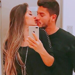 Arthur Aguiar e Mayra Cardi disseram que doaram Pipoca, o cachorro de estimação, para não acentuar a doença do animal