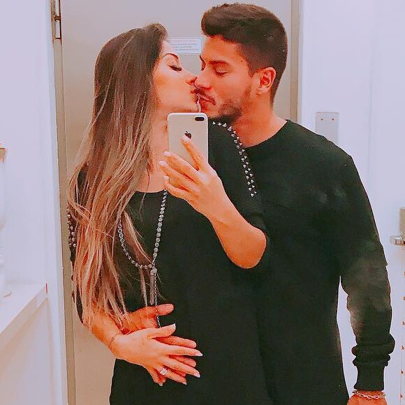 Arthur Aguiar e Mayra Cardi disseram que doaram Pipoca, o cachorro de estimação, para não acentuar a doença do animal