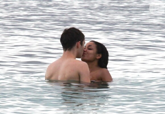 Dionne Bromfield, afilhada de Amy Winehouse, é flagrada aos beijos com o namorado, Nathan Sykes, cantor da banda britânica The Wanted, no Caribe, nesta sexta-feira, 8 de fevereiro de 2013