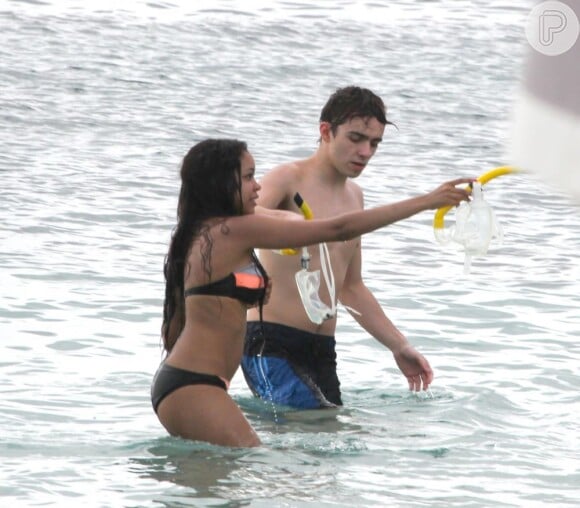 Dionne e Nathan mostram a boa forma ao mergulhar nas praias de São Vicente