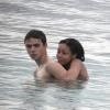 O casal se mostra apaixonado e mergulha juntinho nas águas da ilha de São Vicente
