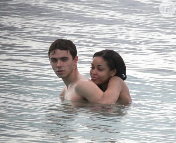 O casal se mostra apaixonado e mergulha juntinho nas águas da ilha de São Vicente
