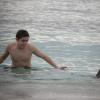 Nathan brinca com Dionne no meio do mar