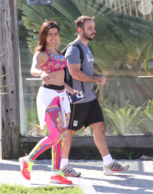 Anitta deixa academia com o personal trainer Neto Mattos e exibe boa forma (4 de agosto de 2014)