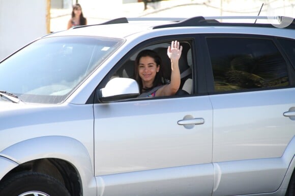 Anitta dirige seu carro após malhar em academia