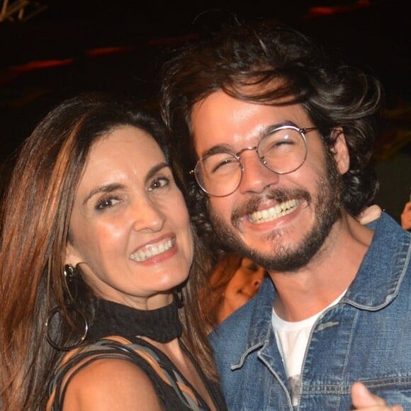 Fátima Bernardes posou abraçada a Túlio Gadêlha durante viagem a Recife: 'Melhor luz'