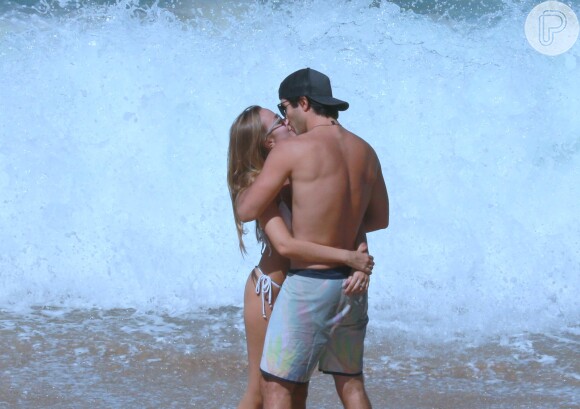Juliano Laham e a namorada, Luana Loewe, namoraram em praia do Rio