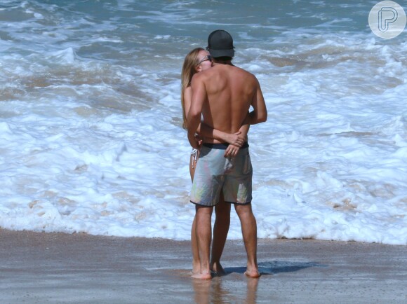 Juliano Laham e a namorada, a estudante Luana Loewe, trocaram beijos em tarde na praia neste domingo, 19 de agosto de 2018