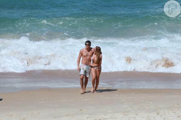 Juliano Laham e a namorada, a estudante de medicina Luana Loewe, trocaram beijos em tarde na praia neste domingo, 19 de agosto de 2018