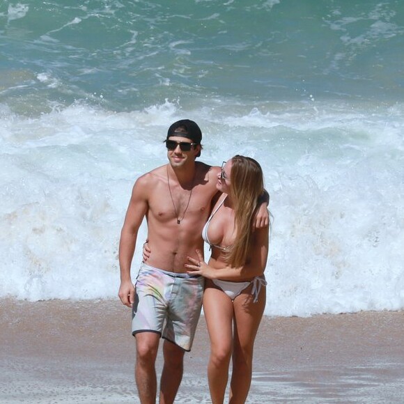 Juliano Laham e a namorada, a estudante de medicina Luana Loewe, trocaram beijos em tarde na praia neste domingo, 19 de agosto de 2018