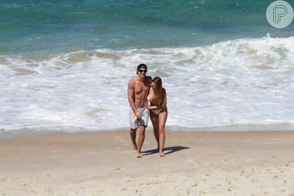 Juliano Laham foi à praia com a namorada, Luana Loewe, neste domingo, 19 de agosto de 2018