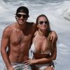 Juliano Laham e a namorada, Luana Loewe, namoraram em praia do Rio, neste domingo, 19 de agosto de 2018