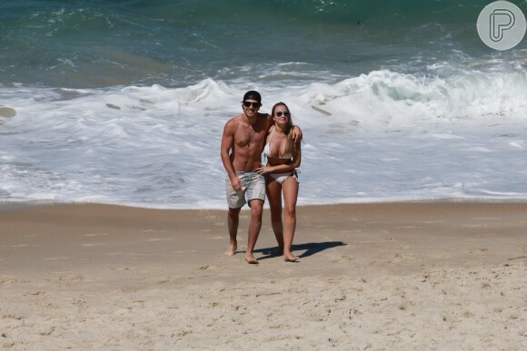 Juliano Laham e a namorada, Luana Loewe, namoraram em praia do Rio, neste domingo, 19 de agosto de 2018