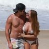 Juliano Laham foi à praia com a namorada, Luana Loewe